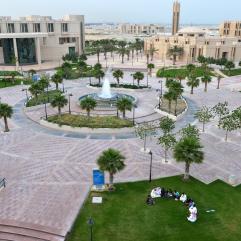 اشجار ونافورة في الحرم الجامعي الشرقي بجامعة الإمام عبدالرحمن بن فيصل 